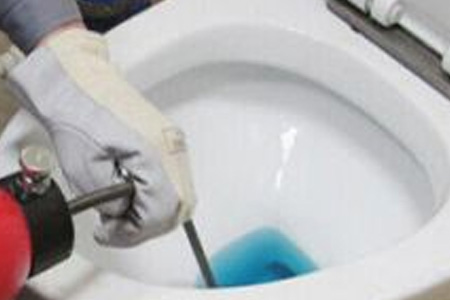 清理化粪池服务-厕所边漏水
